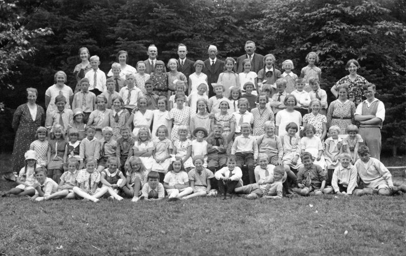 Christelijke school tijdens schoolreisje naar Oranjewoud omstreeks 1933